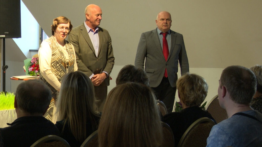 Sveikina E. Kvietkuvienė, I. Petkevičius, S. Jokubauskas